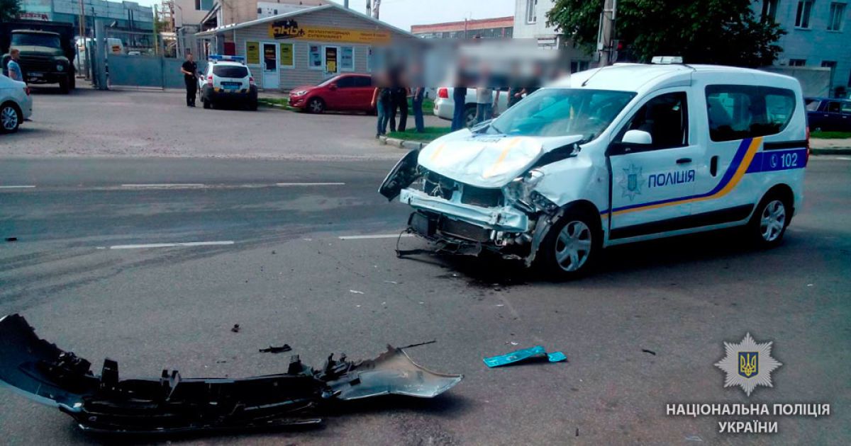 У Полтаві інкасаторське авто зіткнулося з поліцейським і перекинулось