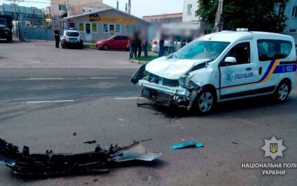 У Полтаві інкасаторське авто зіткнулося з поліцейським і перекинулось