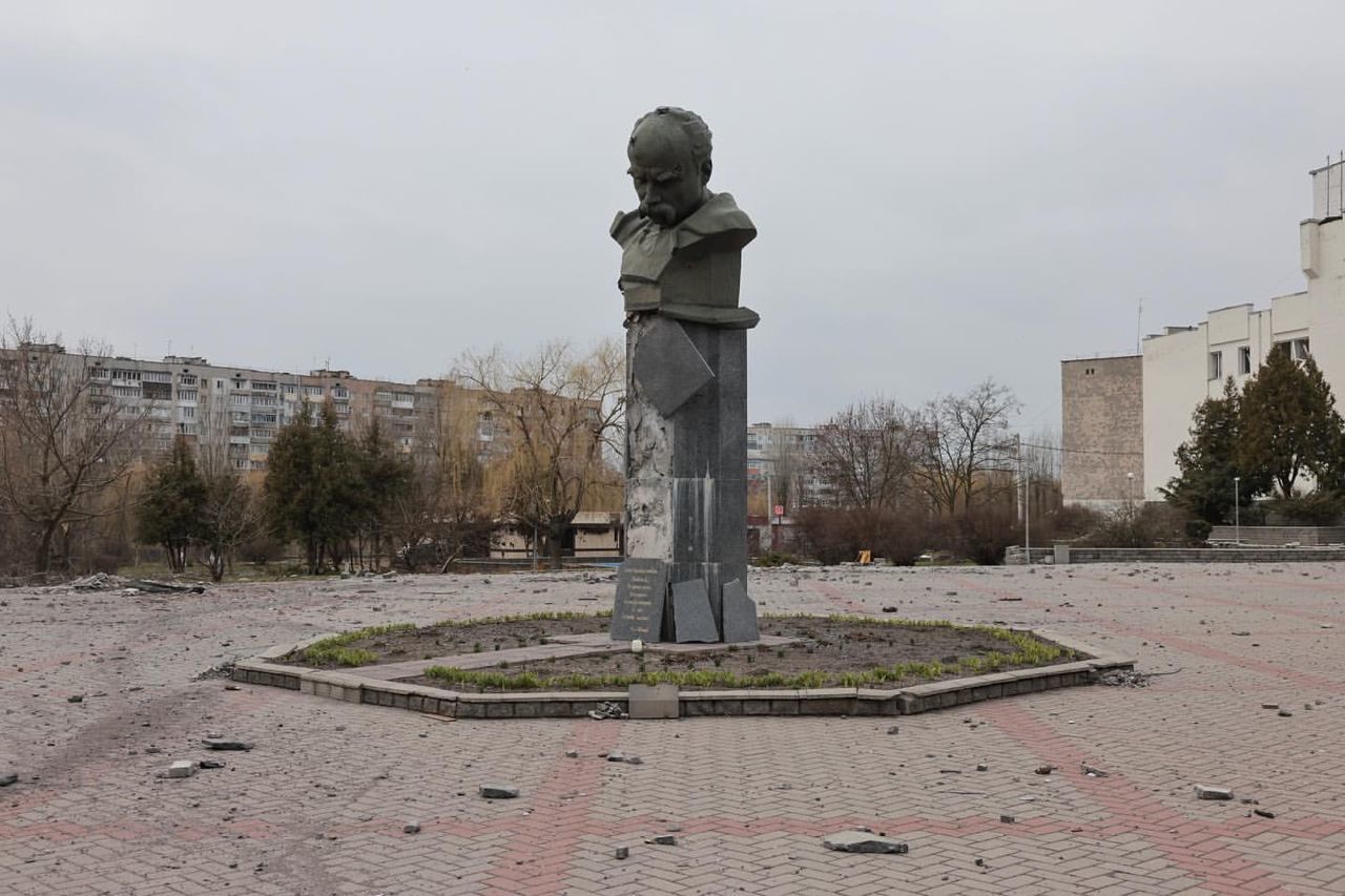 Росіяни зруйнували пам’ятник Тарасу Шевченку / © Philippe de Poulpiquet