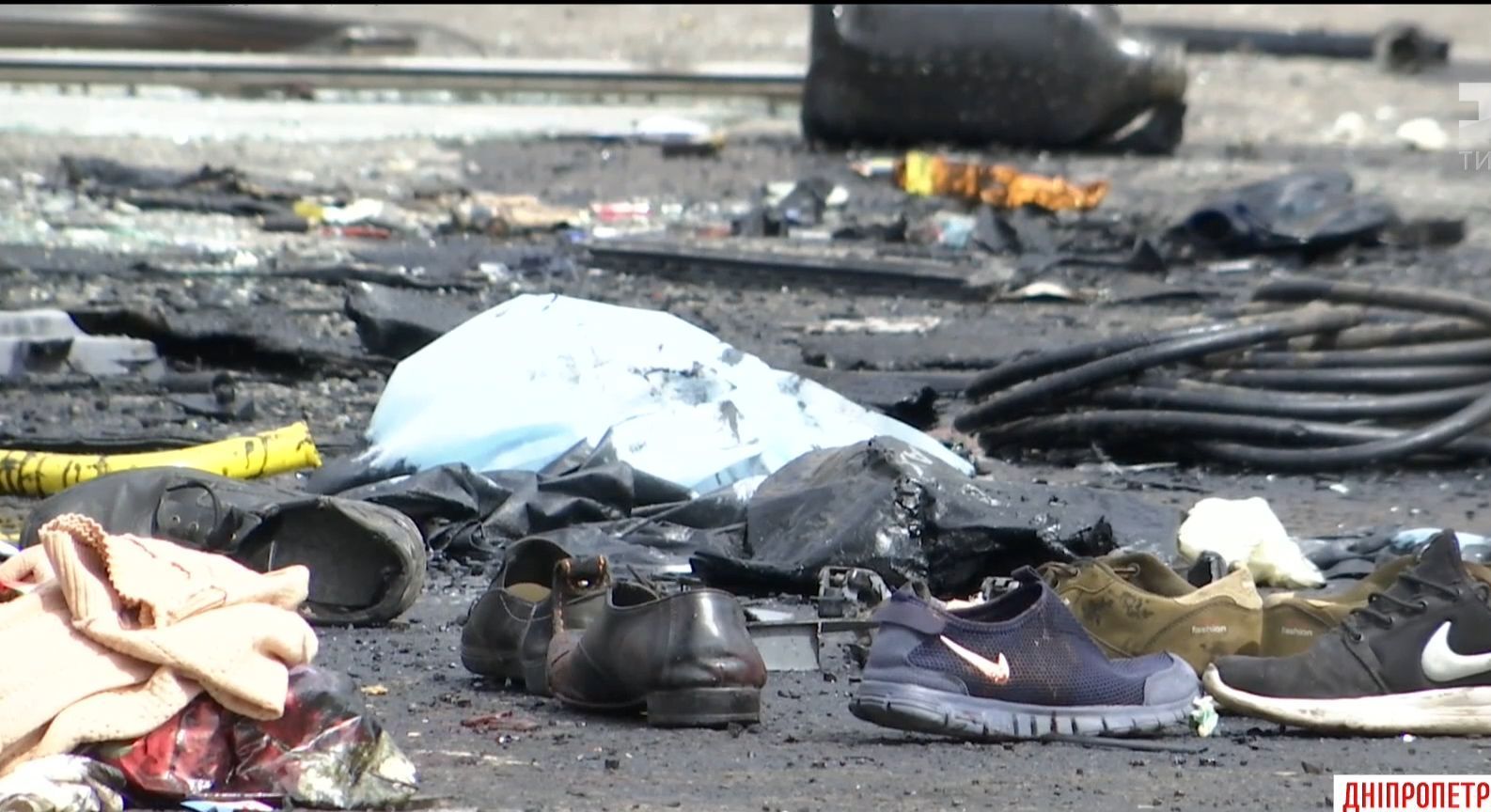 ДТП у Кривому Розі: містяни продовжують нести квіти на місце трагедії