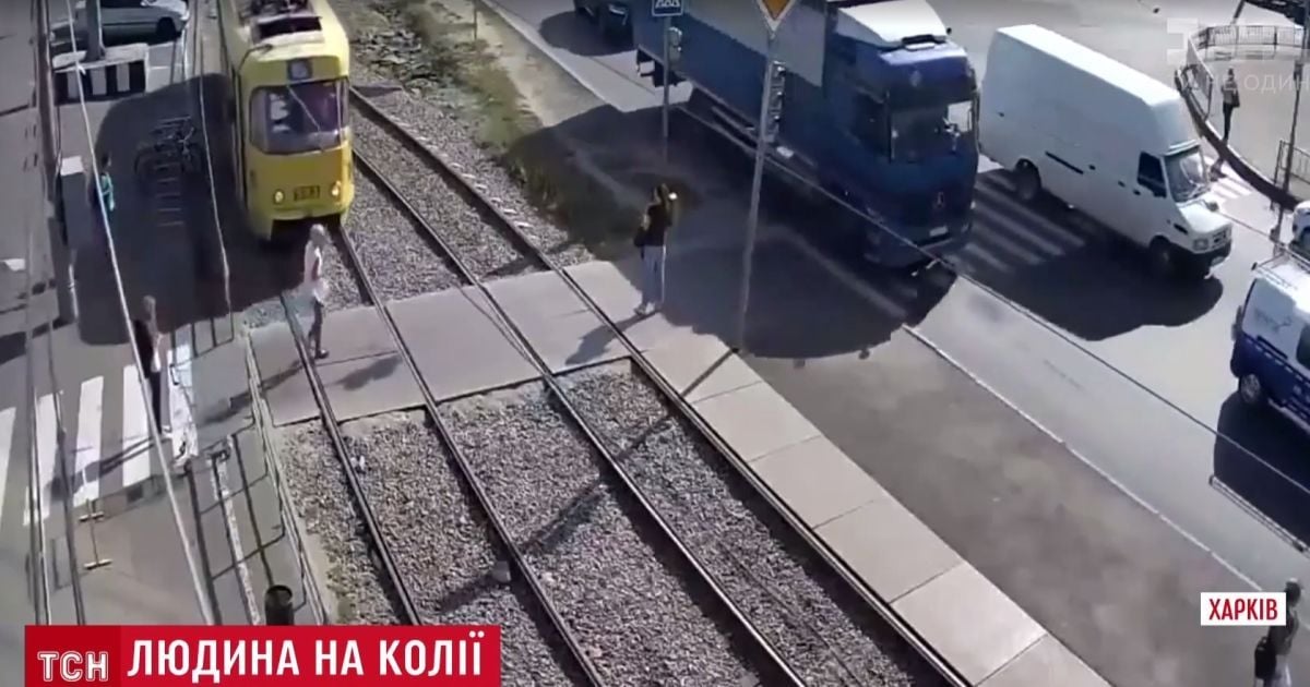 В Харькове женщина уверенно пошла под трамвай на свой красный свет