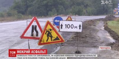 На Ровенщине дорожники в ливень делали ремонт дороги стоимостью 59 млн грн