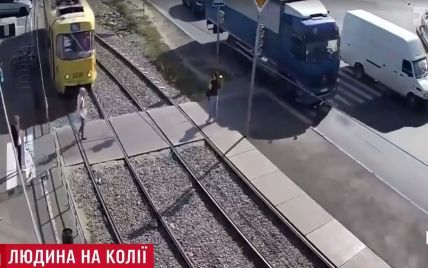 В Харькове женщина уверенно пошла под трамвай на свой красный свет