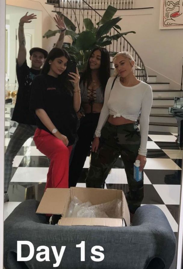 Дівчина останнім часом фотографується у просторому вбранні / © Snapchat/Кайлі Дженнер