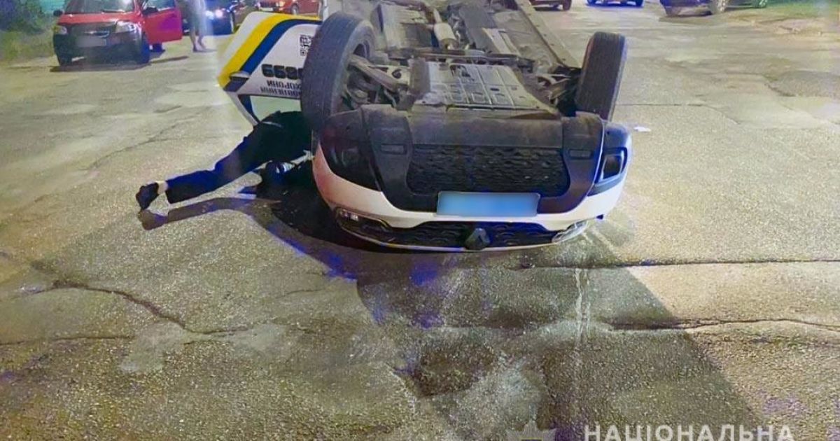 У Чернівцях поліцейські потрапили в ДТП: авто перекинулось на дах (фото)