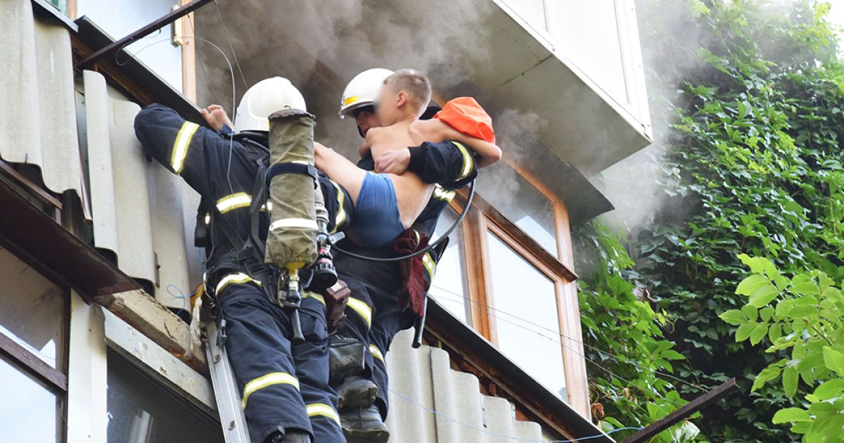 Виглядав з балкону: у Миколаєві врятували хлопчика з квартири, яка палала (відео)
