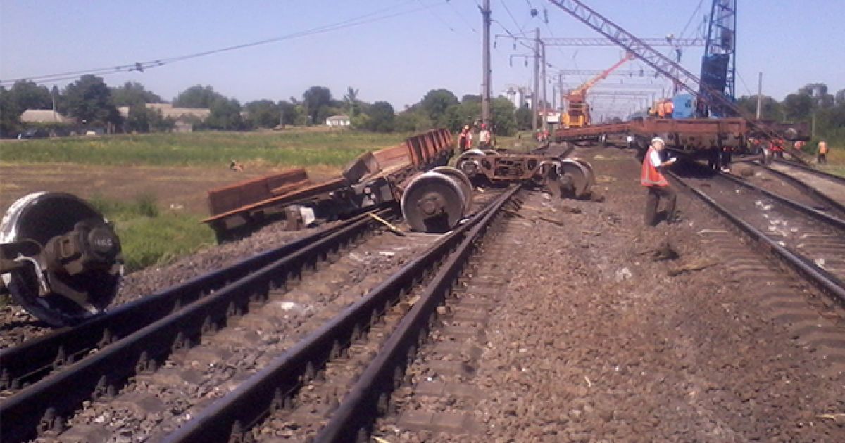 Грузовой подвижной состав сошел с рельсов во время движения.