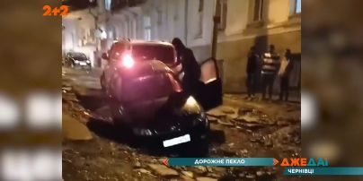 Чернівецька центральна дорога, що "ковтає легковики": вулиця стала небезпечною для життя людей