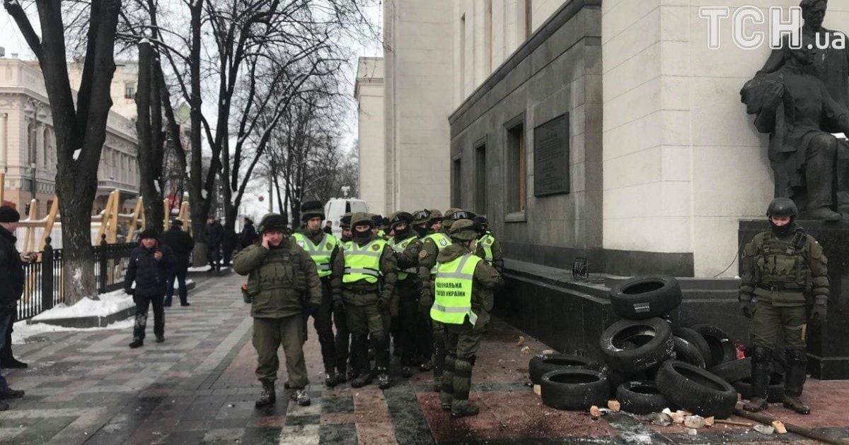 "Коктейлі Молотова" й сутички з поліцією. Біля Ради затримали активістів