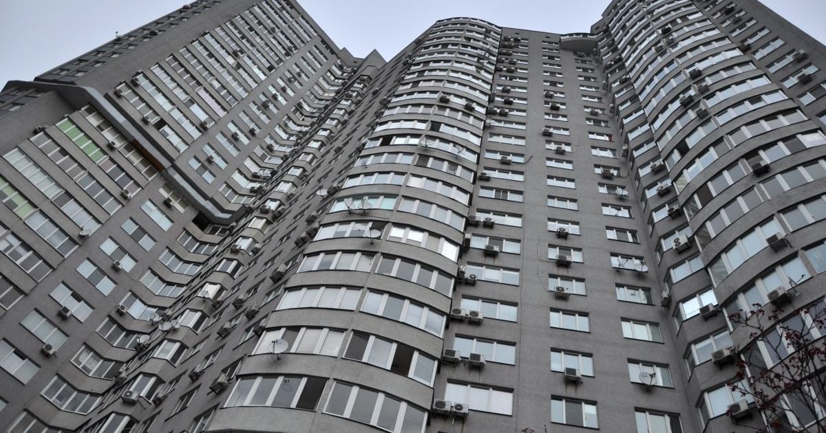 У Києві батько залишив чотирьох дітей і намагався стрибнути з балкона 14 поверху (відео)