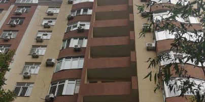 В Киеве из окна многоэтажки выпал мужчина