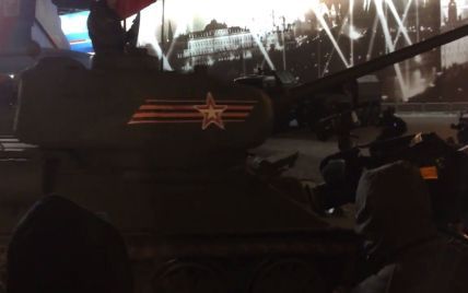 В Москве на репетиции военного парада танк едва не въехал в толпу журналистов