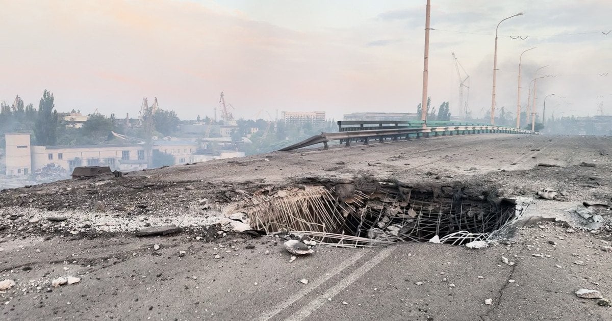Росія пошкодила дуже важливий міст у Херсоні