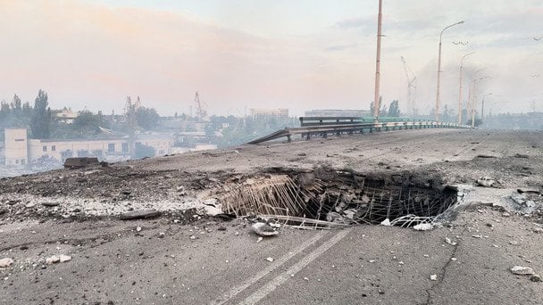 Готовят плацдарм или запугивают: зачем россияне разбомбили стратегически важный мост в Херсоне