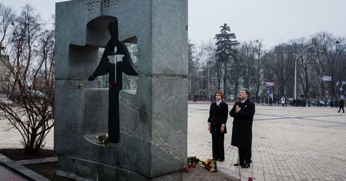 Порошенко с женой на коленях почтили память жертв Голодомора