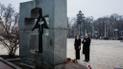 Порошенко із дружиною  на колінах вшанували пам&#039;ять жертв Голодомору
