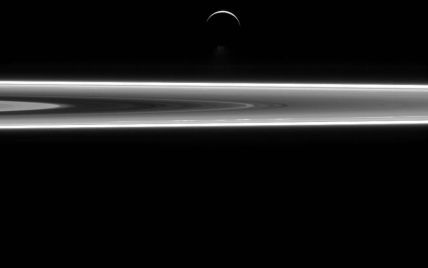 NASA показало вражаюче фото срібних кілець Сатурна на тлі безмежного мороку космосу