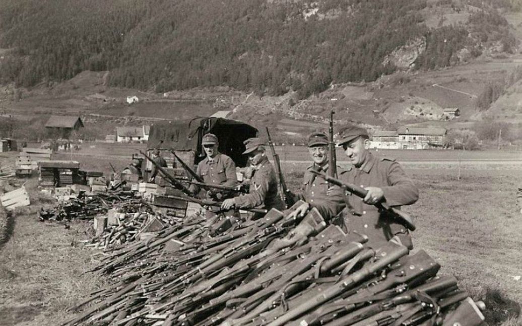 Генерал Палмер сделал это фото в то время, когда немецкие войска сдались союзникам неподалеку от города Ландек, Австрия. / © Argunners