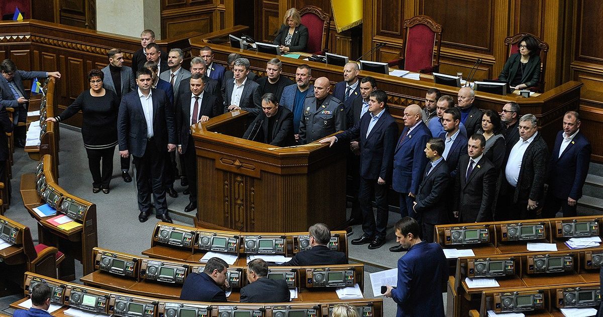 Уранці п’ятниці, 17 травня, депутати фракції «Народний фронт» (НФ) провели позачергове засідання. О десятій годині з трибуни парламенту голова фракції Максим Бурбак заявив про вихід фракції з коаліції...