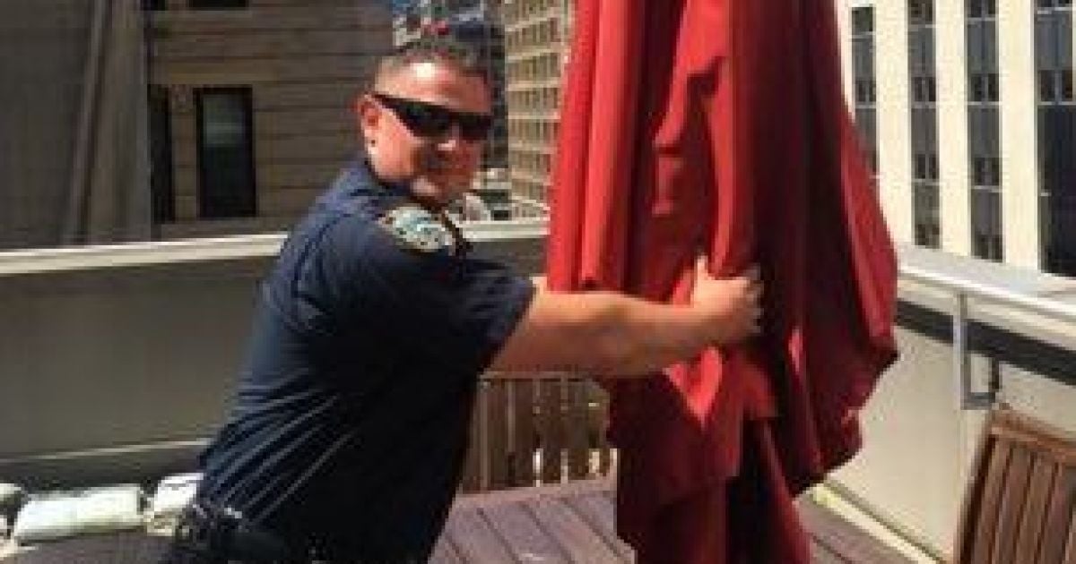У США фанатку серіалу “Розповідь служниці" налякала самогубка у червоній накидці на даху