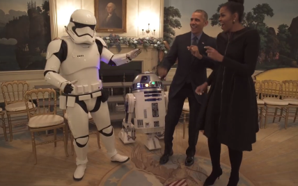 Обама с женой устроили зажигательные танцы в Белом доме с персонажами "Звездных войн"