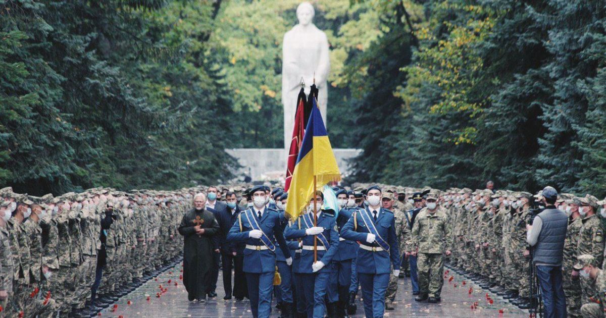 Море квітів і сльози: у Харкові провели в останню путь загиблого в авіатрощі Ан-26 курсанта (відео)