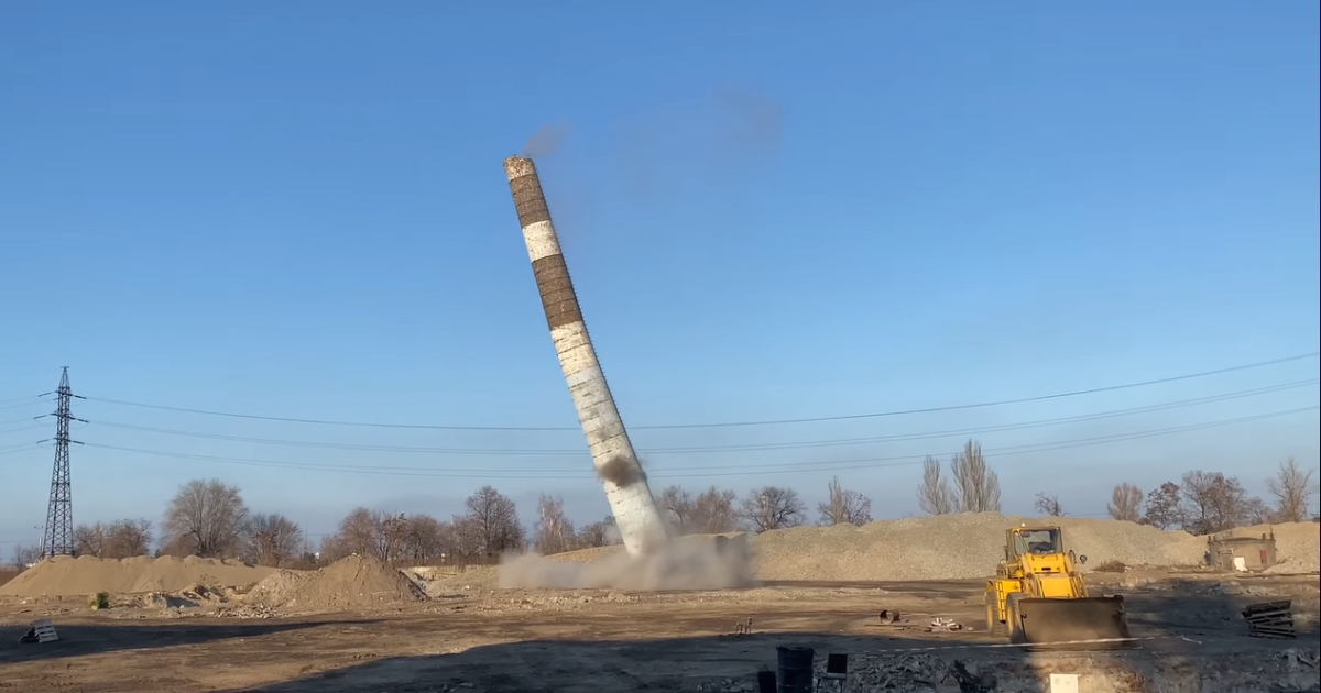 В Днепре взорвали трубу бывшего метизного завода: появилось яркое видео