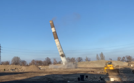 В Днепре взорвали трубу бывшего метизного завода: появилось яркое видео