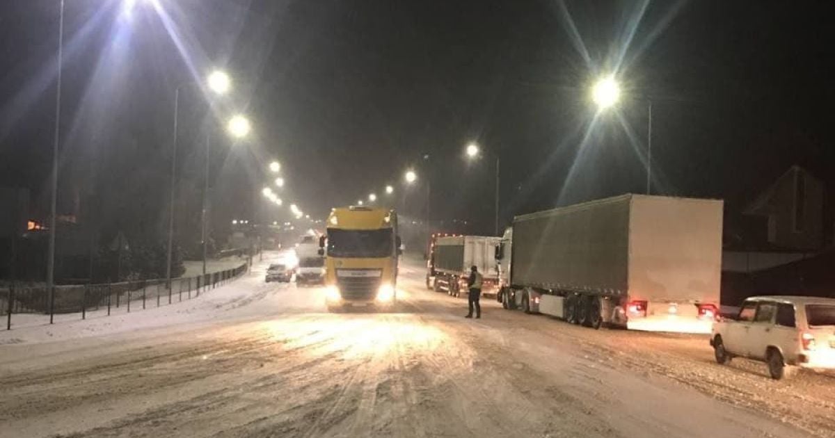 Україну продовжує засипати невеликим снігом, подекуди із дощем: на яких дорогах обмежено рух транспорту