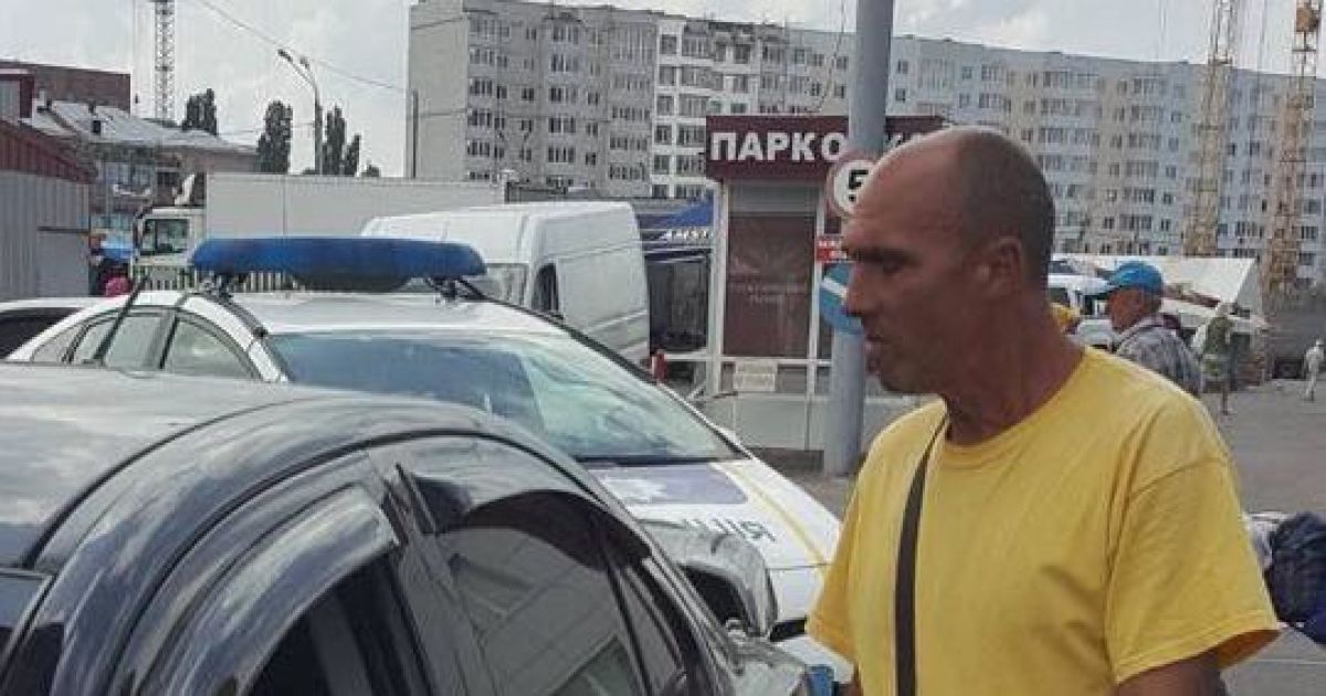 У Харкові паркувальники вимагають плату за проїзд вулицею
