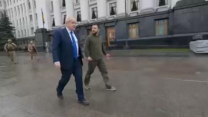 Владимир Зеленский и Борис Джонсон прогулялись по центру Киева после переговоров