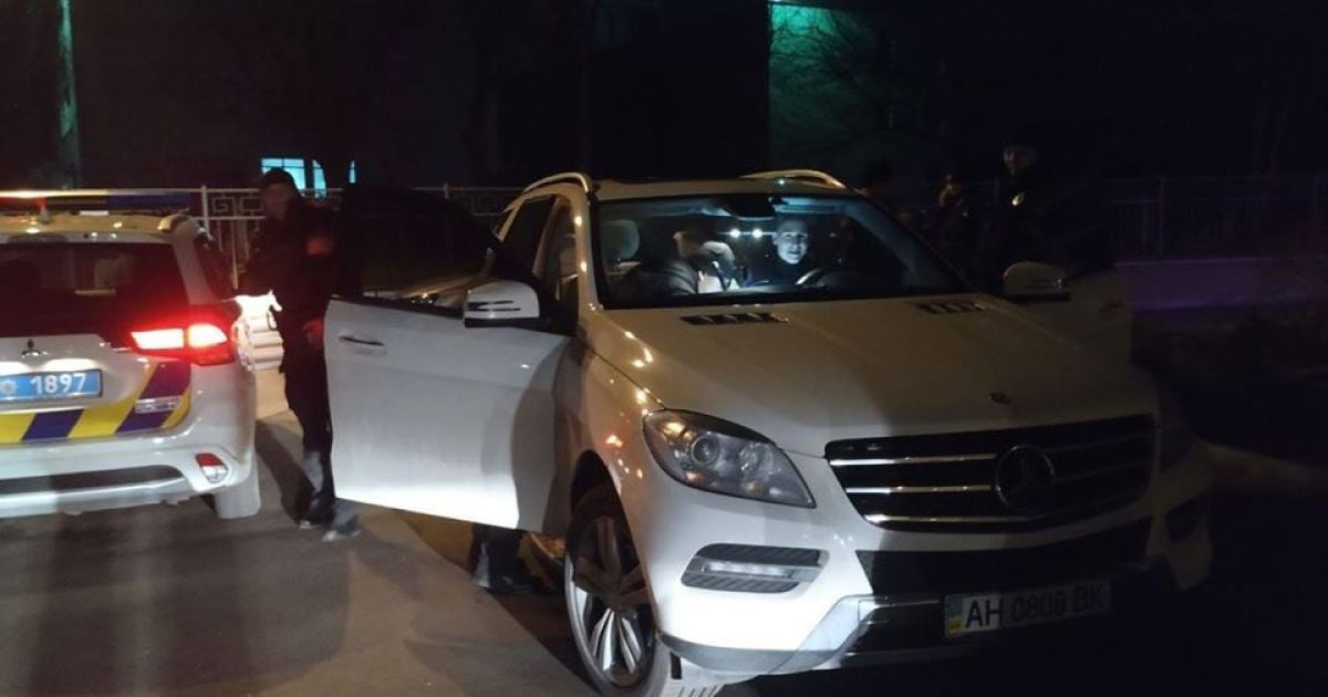 У Києві хлопець на позашляховику Mercedes влаштував швидкісні перегони з копами