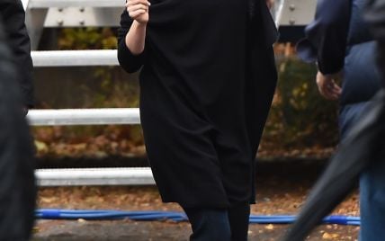 Энн Хэтэуэй прячет лишние килограммы под объемной одеждой