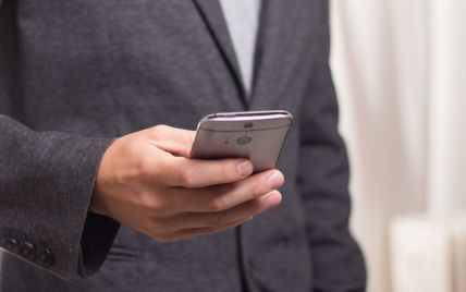 АМКУ открыл дела против трех крупнейших мобильных операторов из-за 4-недельных тарифов