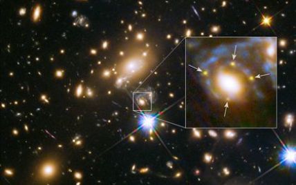 Ученые смогли увидеть вспышки сверхновой, которые сформировали Крест Эйнштейна