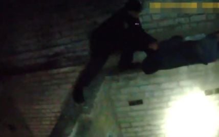 У Херсоні поліцейські врятували непритомного хлопця, який ледве не впав у шахту ліфта