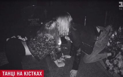 На Львівщині школярки влаштували моторошну вечірку на цвинтарі