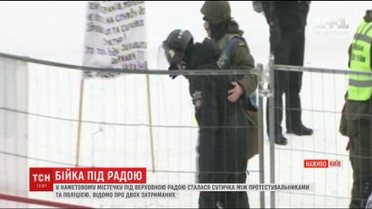 Протестувальники кинули у будівлю ВР коктейль Молотова