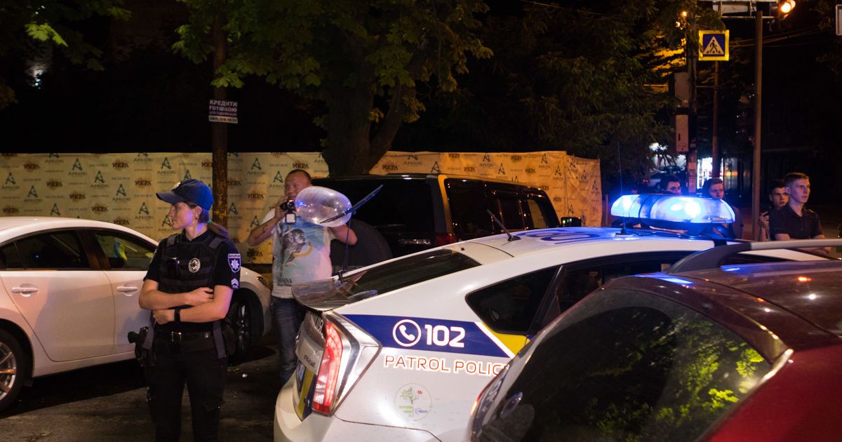 В Днепре молодые люди задержали патрульную машину и прицепили на нее презерватив