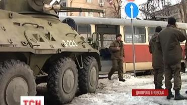 В Днепропетровске БТР протаранил трамвай
