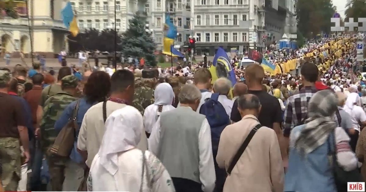 Гімн, військові та рекордна кількість люду: Києвом пройшов хресний хід УПЦ-КП