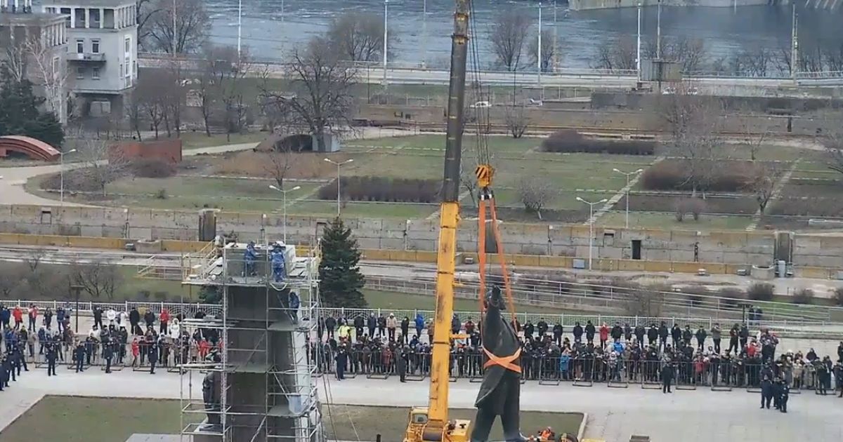У Запоріжжі знесли найбільший в Україні пам'ятник Леніну