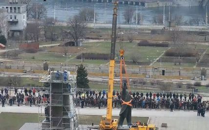 В Запорожье снесли крупнейший в Украине памятник Ленину