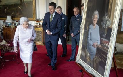Неподражаема: 92-летняя королева Елизавета II оценила свой новый портрет