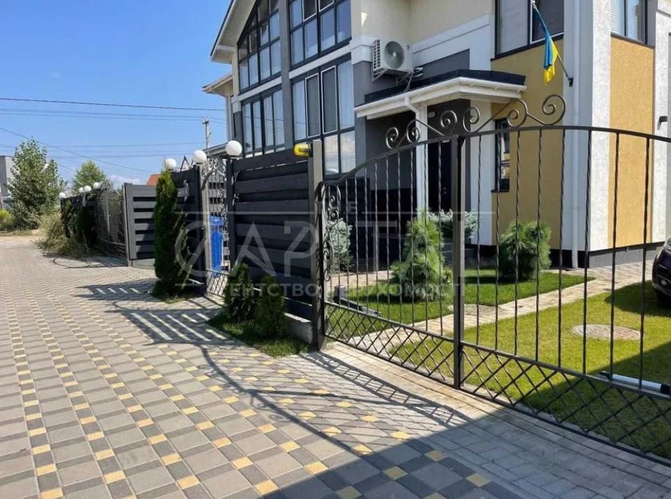 Квиткова и Добрынин продают дом, в котором жили до развода / © OLX