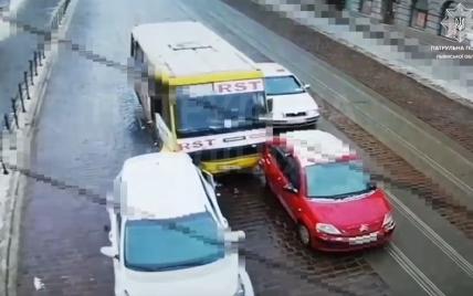 Водій говорив по телефону: у Львові маршрутка врізалась у два автомобілі, які зупинились на світлофорі