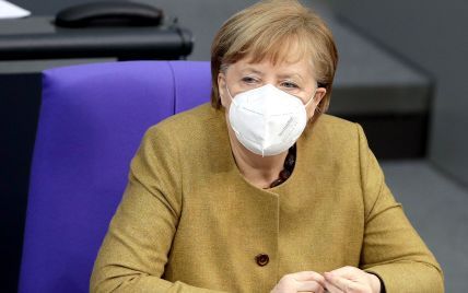 У гірчичному жакеті і з чорними стрілками: Ангела Меркель виступила на засіданні Бундестагу