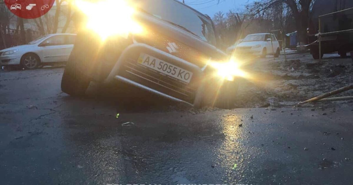В Киеве джип провалился в огромную яму посреди дороги