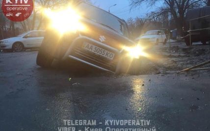 У Києві джип провалився у величезну яму посеред дороги