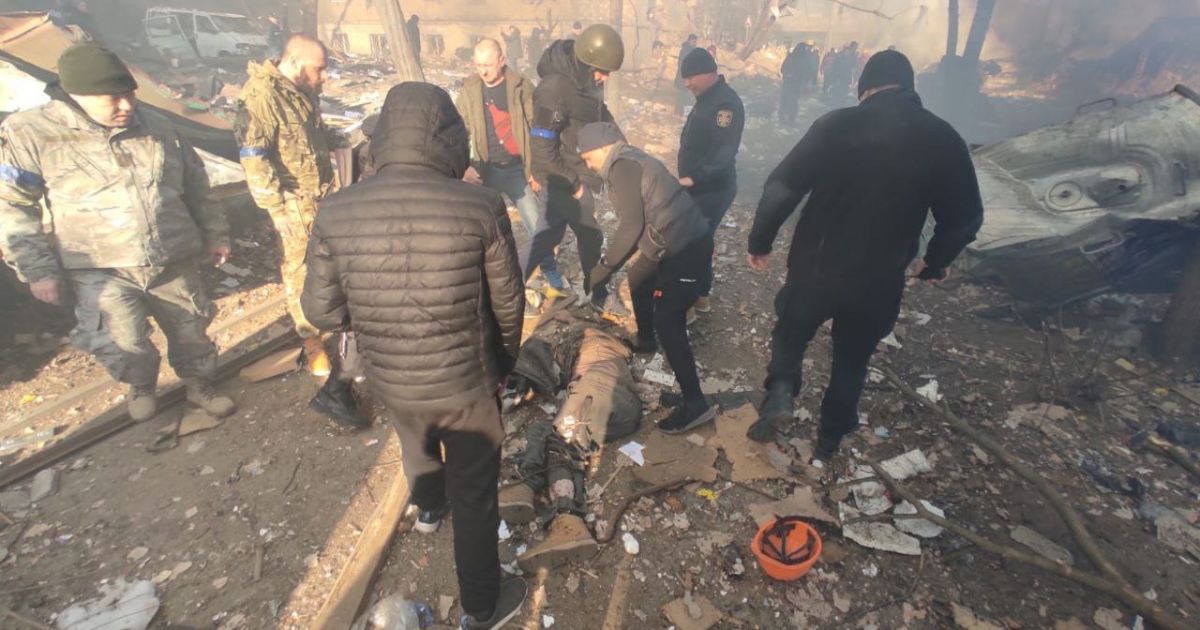 Внаслідок обстрілу окупантами житлового кварталу у Києві загинула одна людина (фото, відео)